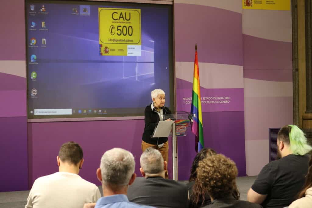 Abrió el acto la directora general de Diversidad Sexual y Derechos LGTBI, María Dolores García Rodrigo, quien recordó que el 17 de mayo "es una fecha para revolverse contra la persistencia de la LGTBIfobia