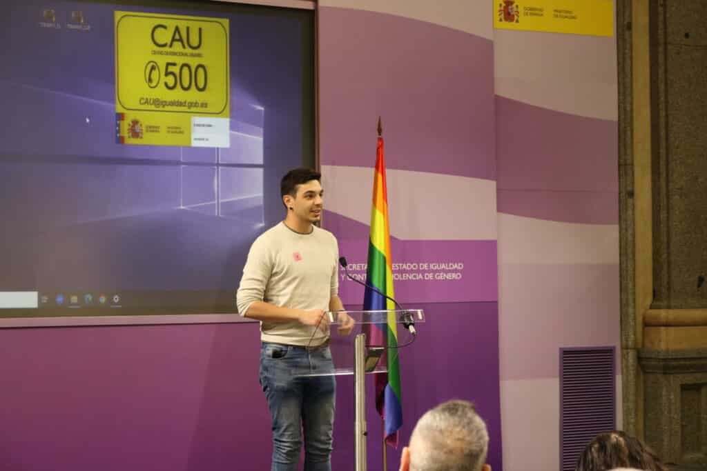 Daniel Grande, del Observatori Contra L’homofòbia, explicó que esta campaña del 17 de mayo es una campaña de memoria, de reconocimiento y recuerdo a otras personas que han luchado durante muchos años por los derechos LGTBI+