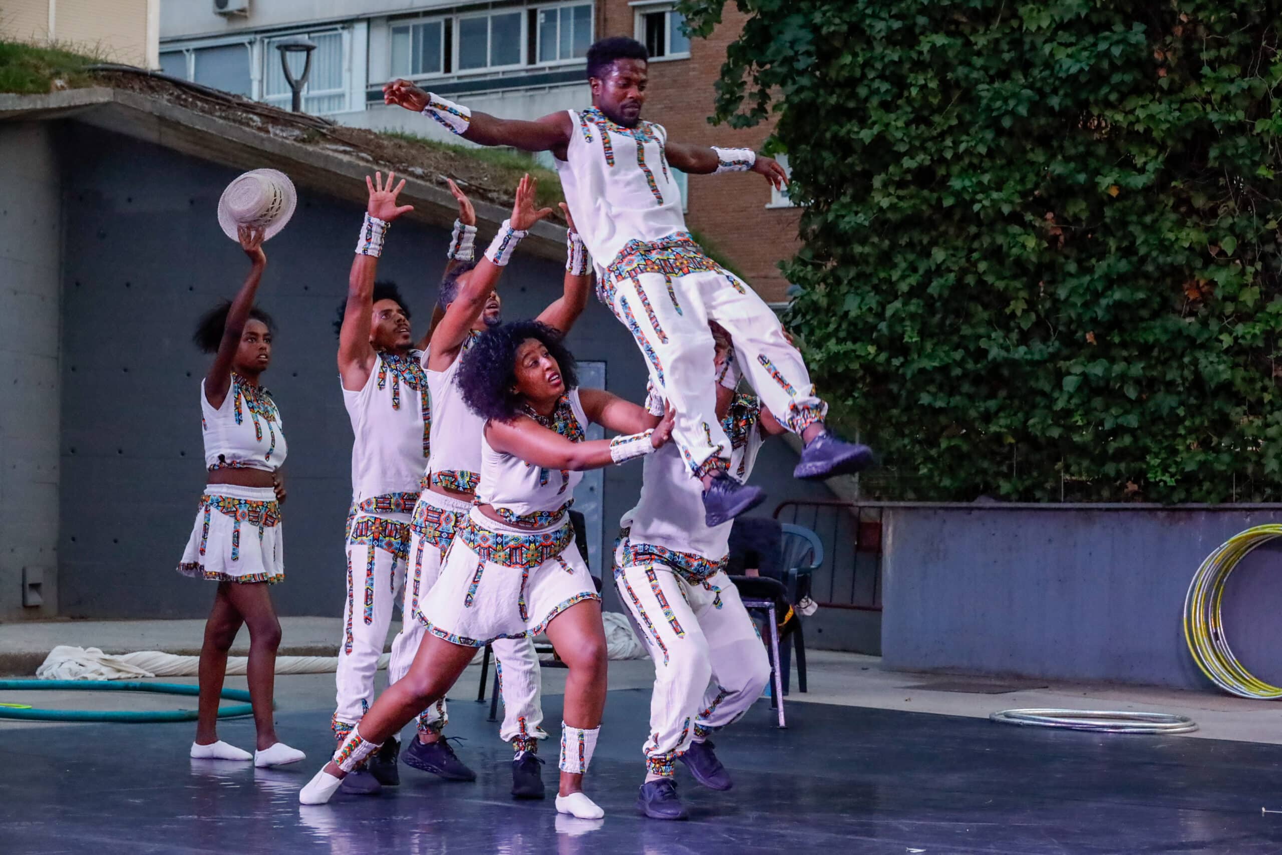 Un espectáculo de circo etíope da inicio a la temporada de otoño de Escena Móstoles