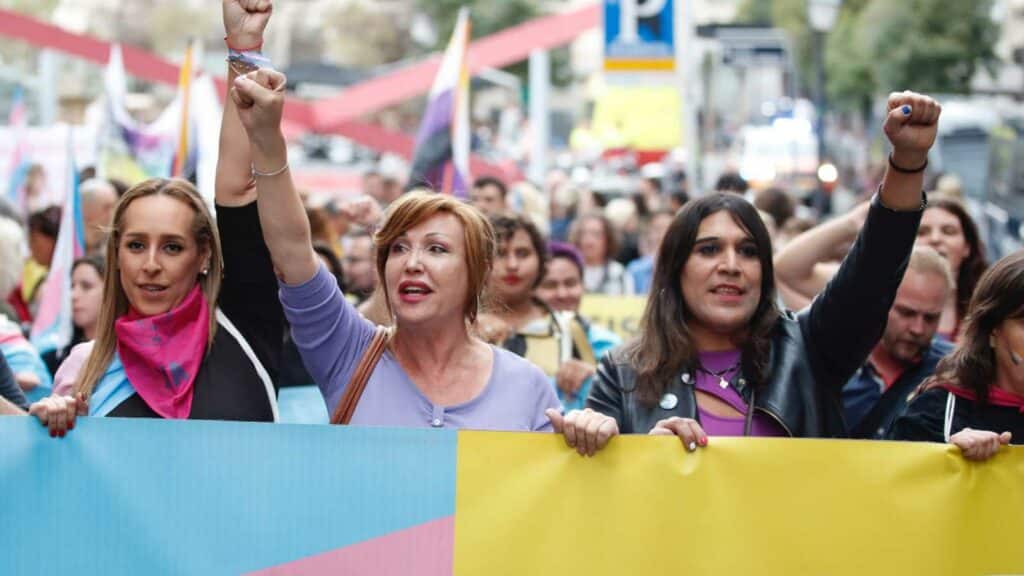 La ultraderecha madrileña recuerda a Ayuso que ahora puede derogar la ‘ley trans’