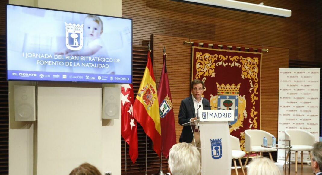 El Plan de Fomento de la Natalidad del Ayuntamiento de Madrid toma forma con el diagnóstico y las propuestas de expertos