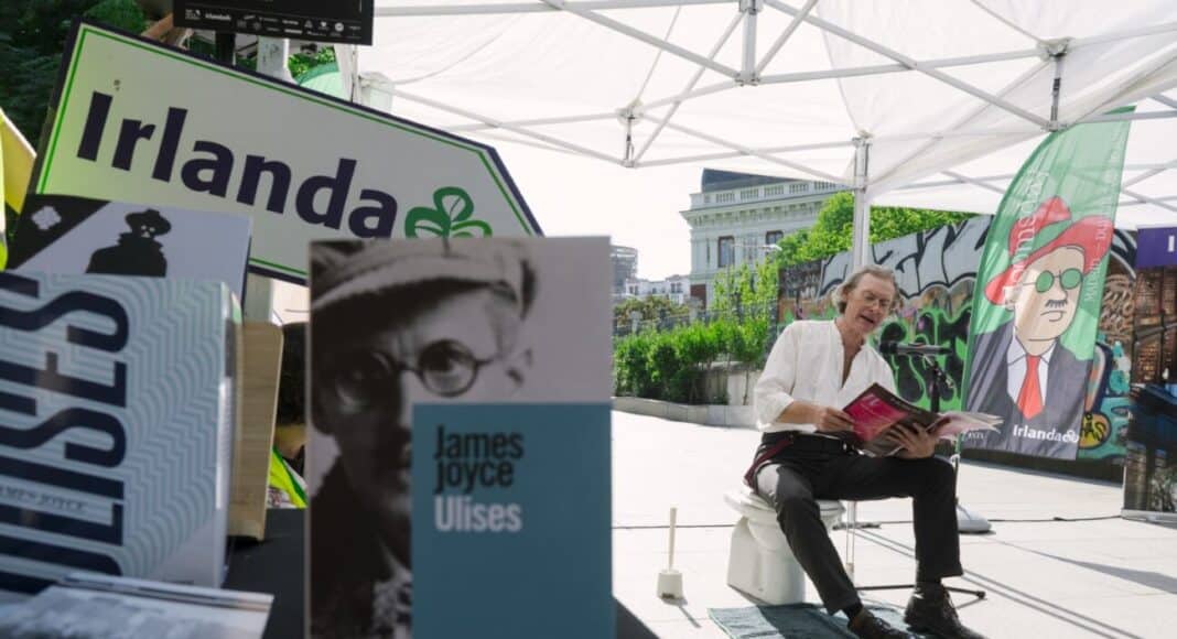 La asociación Soy de la Cuesta y Turismo de Irlanda en España, con apoyo del Ayuntamiento de Madrid, organizan el III Bloomsday Madrid-Dublín, celebración que desde 1954 inunda las calles de la capital irlandesa, para conmemorar el Ulises de James Joyce, disfrazándose como sus personajes y representando los mismos encuentros que acontecen en la novela.