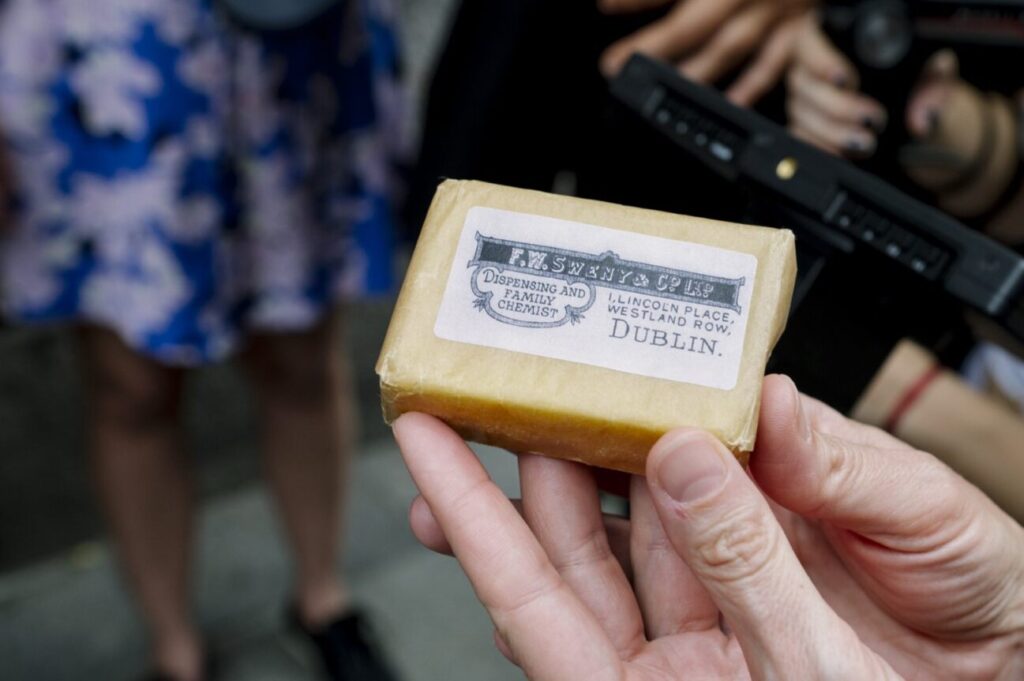 La asociación Soy de la Cuesta y Turismo de Irlanda en España, con apoyo del Ayuntamiento de Madrid, organizan el III Bloomsday Madrid-Dublín, celebración que desde 1954 inunda las calles de la capital irlandesa, para conmemorar el Ulises de James Joyce, disfrazándose como sus personajes y representando los mismos encuentros que acontecen en la novela.